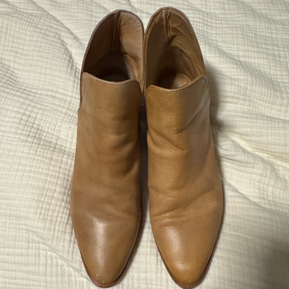 Free People Charm Double V-Cutout Chelsea Boots, Camel leather. Size 41